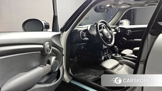 Mini Cooper 2021 Серебряный из Кореи, фото 3