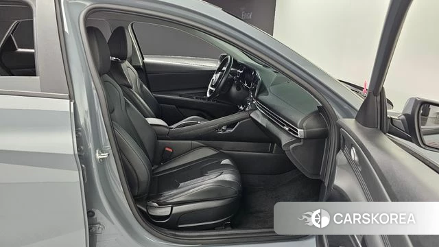 Hyundai Avante (CN7) 2021 Светло-серебряный цвет из Кореи, фото 3