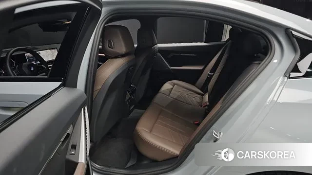 BMW 5 Series (G60) 2025 Серебристо-серый из Кореи, фото 3