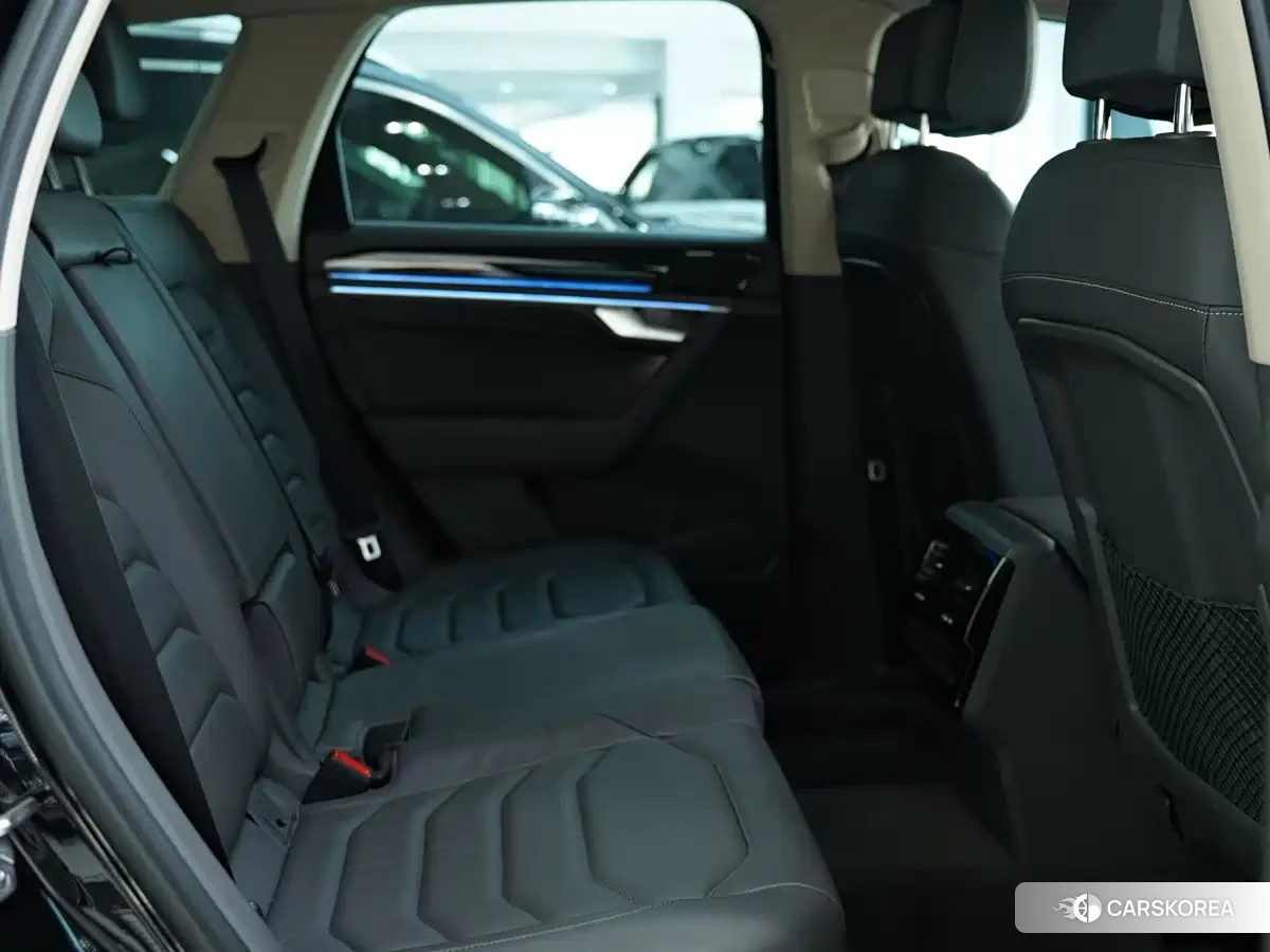 Volkswagen Touareg 2024 Черный из Китая, фото 3