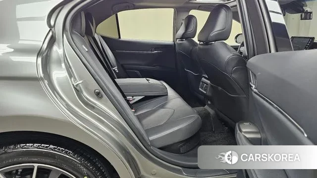 Toyota Camry (XV70) 2024 Серый из Кореи, фото 3