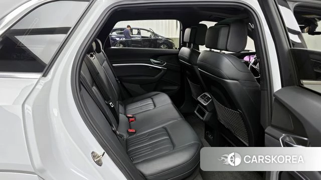 Audi e-Tron 2021 Белый из Кореи, фото 3