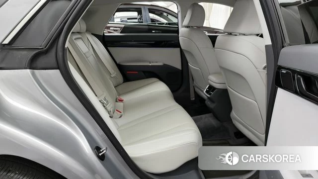 Hyundai Grandeur Hybrid (GN7) 2023 Серебристо-серый из Кореи, фото 3