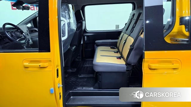 Hyundai Staria 2023 Желтый из Кореи, фото 3