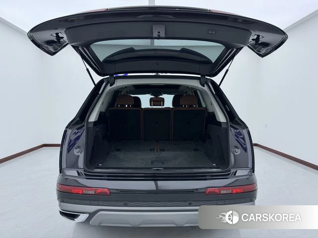 Audi Q7 2021 Черный из Китая, фото 3