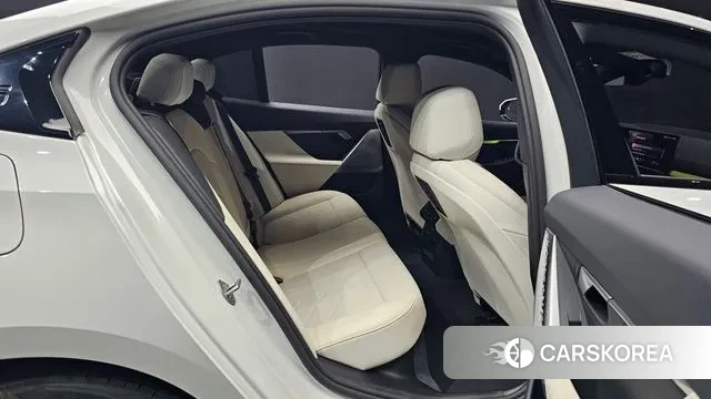 BMW 5 Series (G60) 2025 Белый из Кореи, фото 3