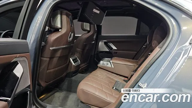 BMW 7 Series (G70) 2023 Светло-серебряный цвет из Кореи, фото 3