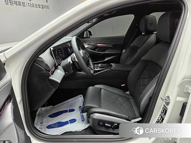 BMW 5 Series (G60) 2025 Белый из Кореи, фото 3