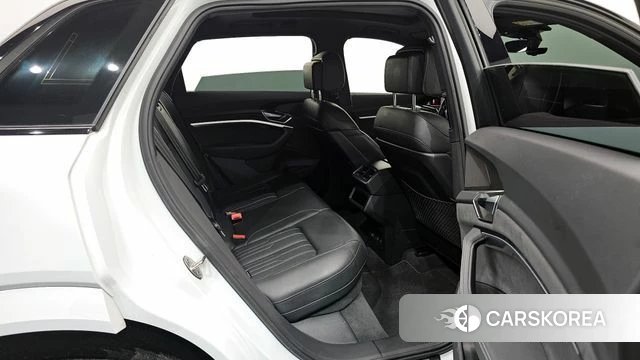 Audi e-Tron 2022 Белый из Кореи, фото 3