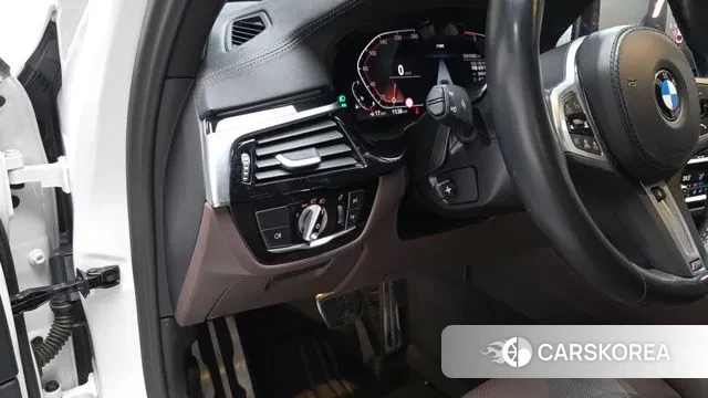 BMW 5 Series (G30) 2023 Белый из Кореи, фото 3