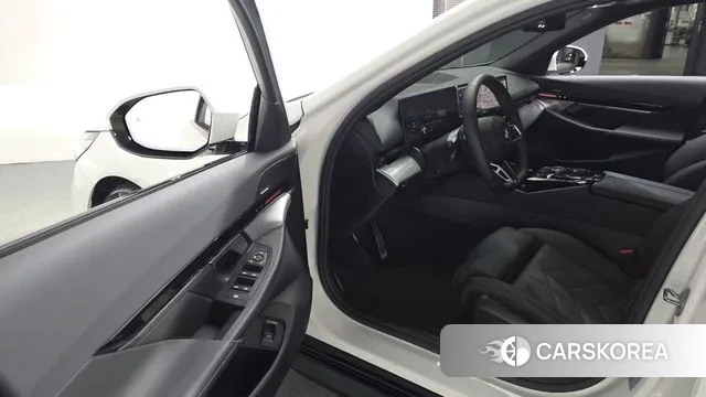 BMW 5 Series (G60) 2024 Белый из Кореи, фото 3