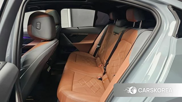 BMW 5 Series (G60) 2026 Цвет галактики из Кореи, фото 3