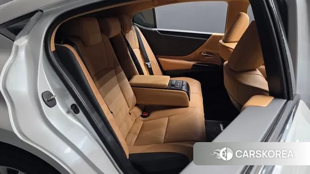 Lexus ES300h 7th generation 2023 Белый из Кореи, фото 3