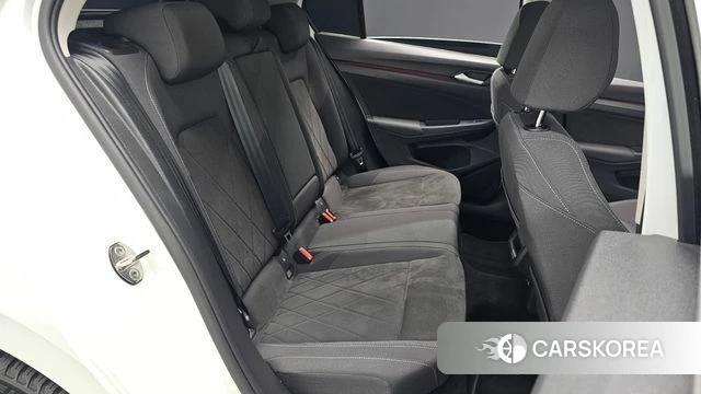 Volkswagen Golf 8th Generation 2023 Белый из Кореи, фото 3