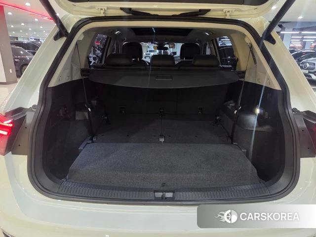 Volkswagen Tiguan Allspace 2023 Белый из Кореи, фото 3
