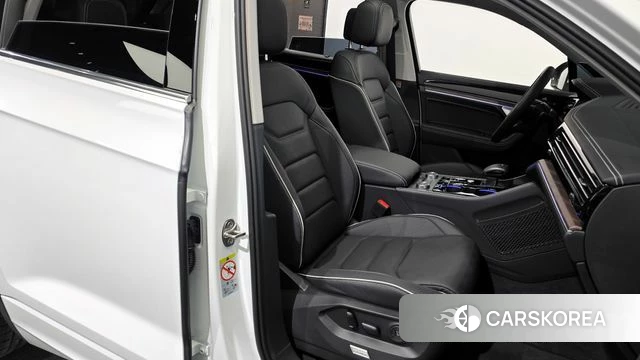 Volkswagen Touareg 3rd generation 2025 Белый из Кореи, фото 3