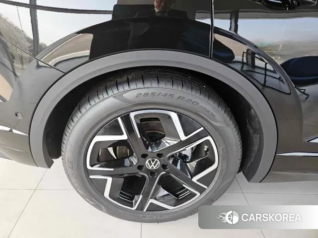 Volkswagen Touareg 3rd generation 2024 Черный из Кореи, фото 3