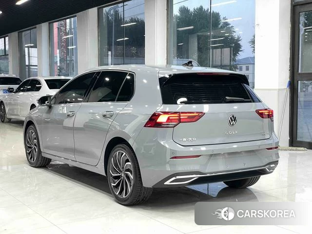 Volkswagen Golf 2023 Серебристо-серый из Китая, фото 3