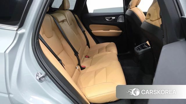 Volvo XC60 second Generation 2024 Светло-серебряный цвет из Кореи, фото 3