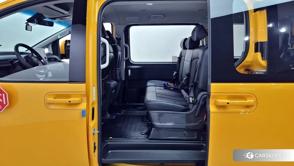 Hyundai Staria 2023 Желтый из Кореи, фото 3