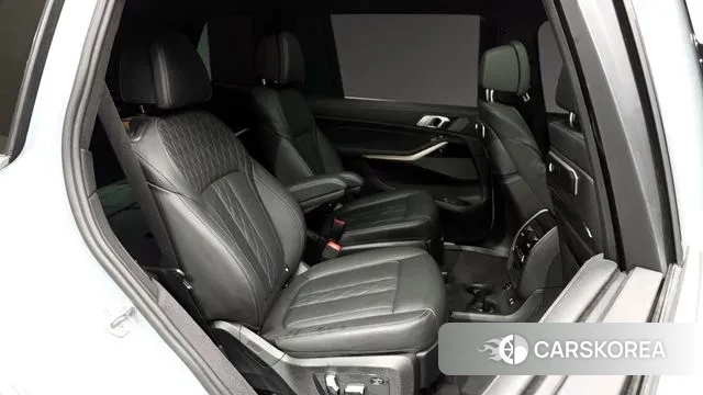 BMW X7 (G07) 2024 Светло-серебряный цвет из Кореи, фото 3