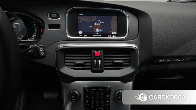 Volvo V40 Cross-Country 2019 Белый из Кореи, фото 3