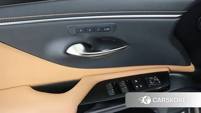 Lexus ES300h 7th generation 2024 Серебристо-серый из Кореи, фото 3