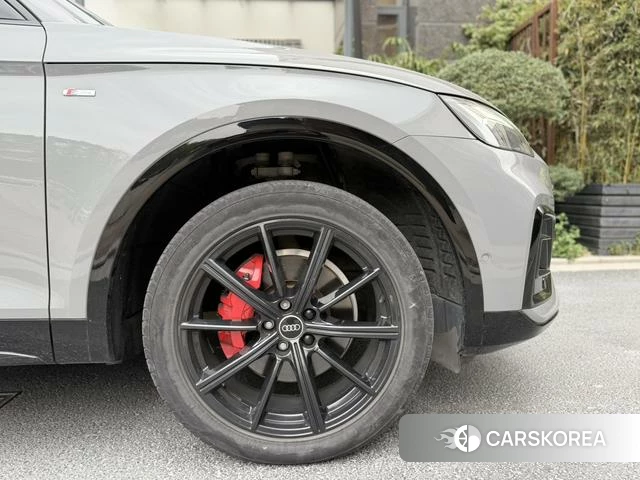Audi Q5L Sportback 2021 Серебристо-серый из Китая, фото 3