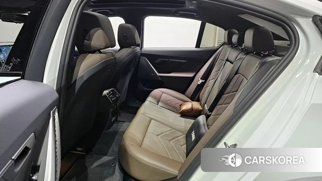 BMW 5 Series (G60) 2025 Белый из Кореи, фото 3