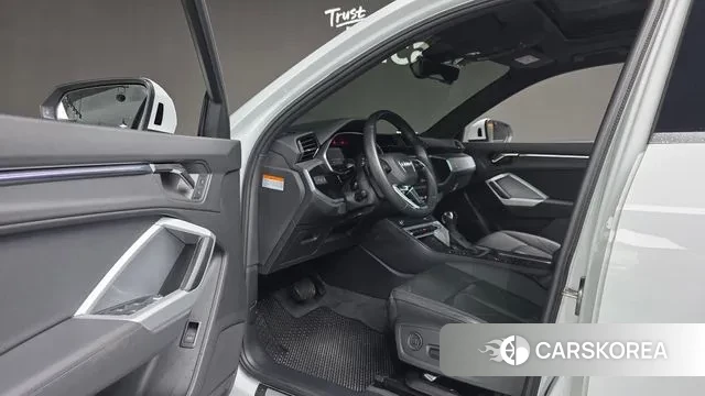 Audi Q3 (F3) 2022 Белый из Кореи, фото 3