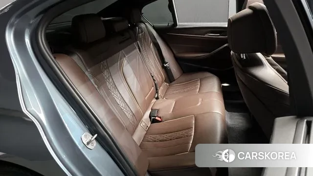 BMW 5 Series (G30) 2018 Светло-серебряный цвет из Кореи, фото 3