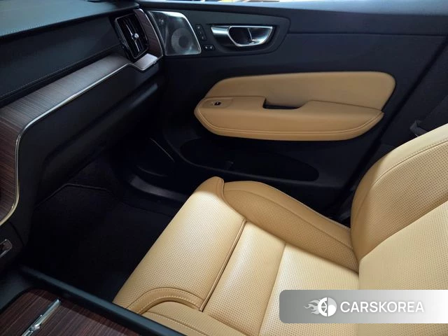 Volvo XC60 second Generation 2025 Серый из Кореи, фото 3