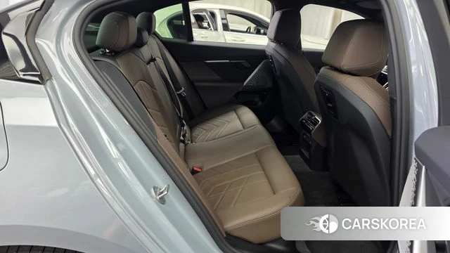 BMW 5 Series (G60) 2025 Цвет галактики из Кореи, фото 3