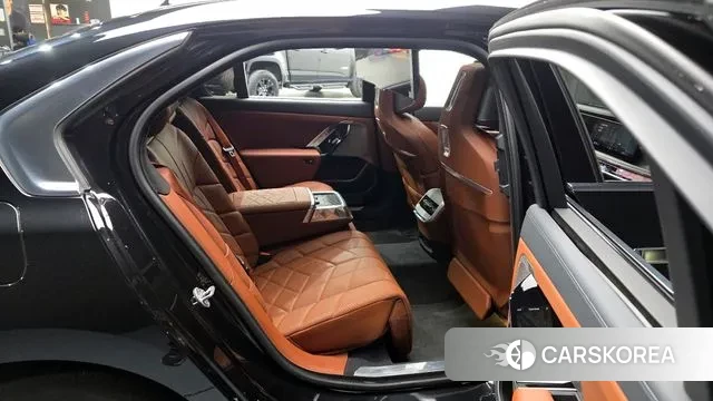 BMW 7 Series (G70) 2023 Черный из Кореи, фото 3