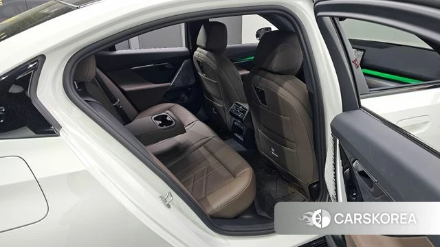 BMW 5 Series (G60) 2025 Белый из Кореи, фото 3