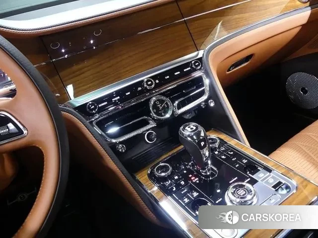 Bentley Flying Spur 3rd Generation 2022 Белый из Кореи, фото 3