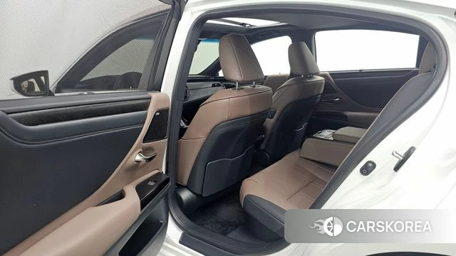 Lexus ES300h 7th generation 2025 Белый из Кореи, фото 3