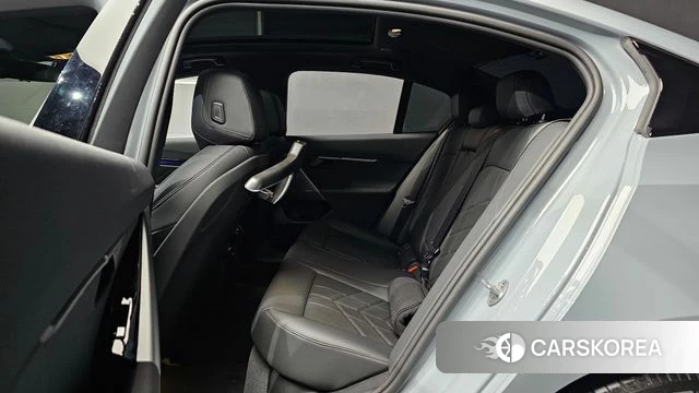 BMW 5 Series (G60) 2025 Светло-серебряный цвет из Кореи, фото 3