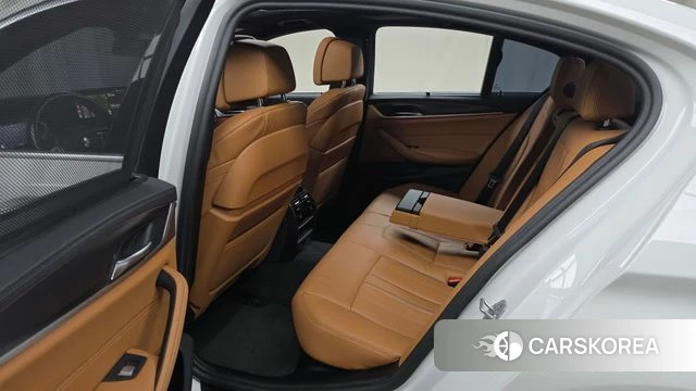BMW 5 Series (G30) 2023 Белый из Кореи, фото 3