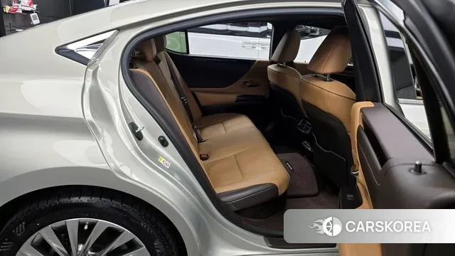 Lexus ES300h 7th generation 2019 Песочный из Кореи, фото 3