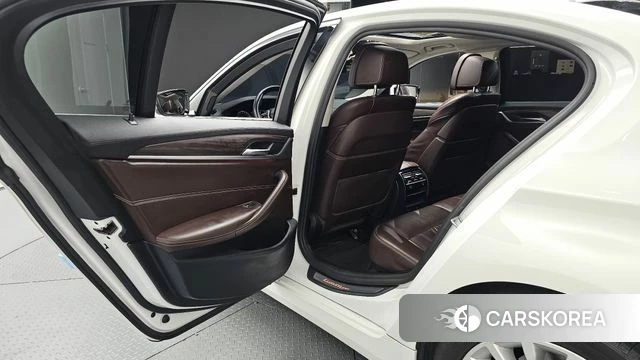 BMW 5 Series (G30) 2018 Белый из Кореи, фото 3