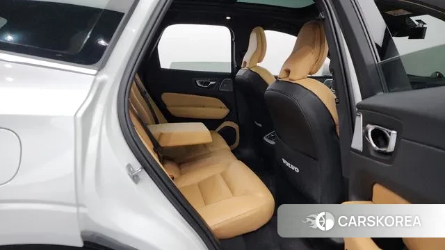 Volvo XC60 second Generation 2022 Белый из Кореи, фото 3