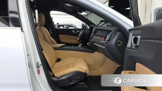 Volvo XC60 second Generation 2023 Белый из Кореи, фото 3