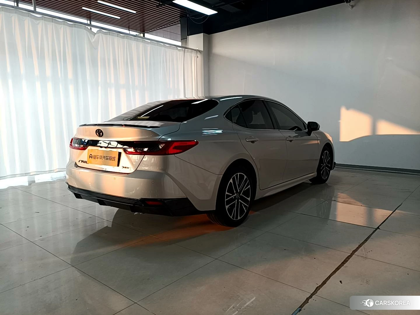 Toyota Camry 2025 Серебристо-серый из Китая, фото 4
