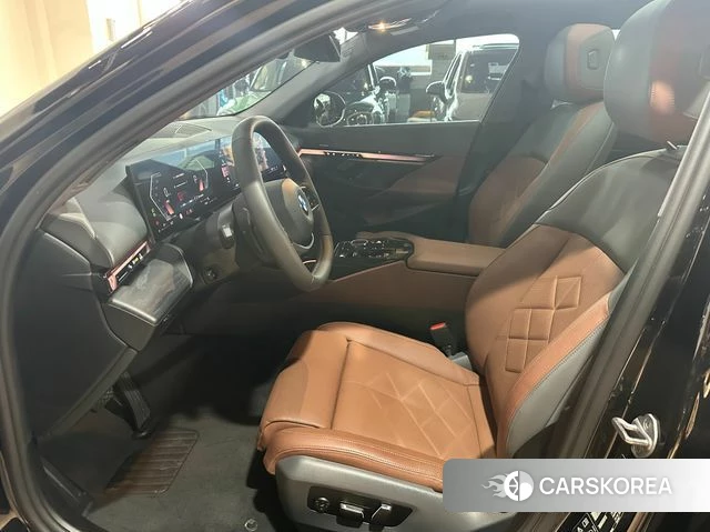 BMW 5 Series (G60) 2024 Черный из Кореи, фото 4
