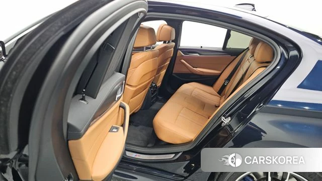 BMW 5 Series (G30) 2023 Черный из Кореи, фото 4