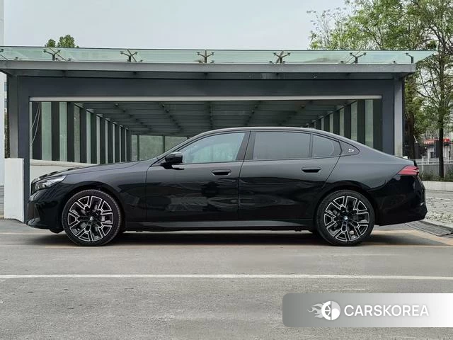 BMW 5 series 2025 Черный из Китая, фото 4