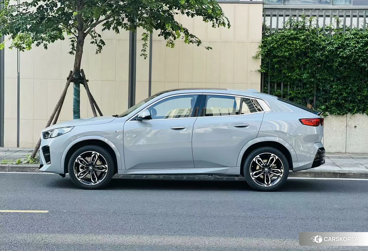 BMW X2 (import) 2024 Серебристо-серый из Китая, фото 4