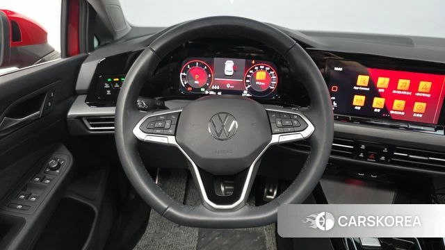 Volkswagen Golf 8th Generation 2024 Красный из Кореи, фото 4