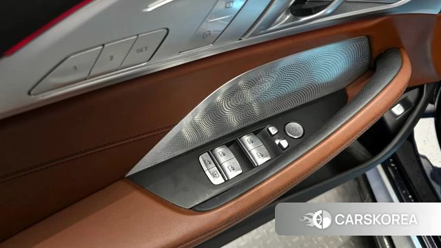 BMW 8 Series (G15) 2020 Светло-серебряный цвет из Кореи, фото 4